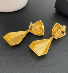 krupnye-sergi-klipsy-iz-latuni-geometriya-ysl