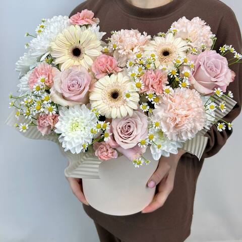 Композиция нежная в коробке с гермини