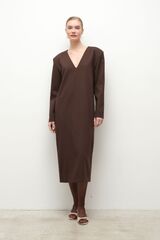 Платье с акцентными плечами