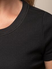 Футболка из фактурного трикотажа в рубчик  D49.043 (104791)