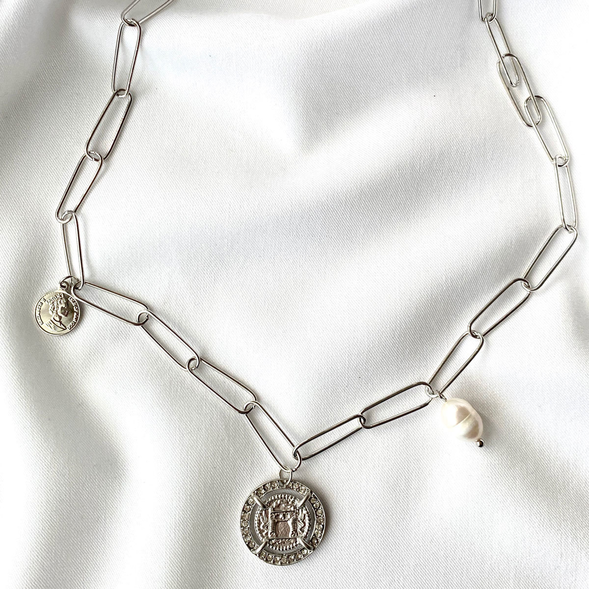 Колье-цепь с подвесками герб, барочный жемчуг, монетка (серебряный)