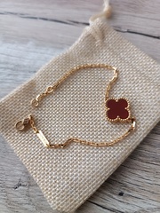 braslet-trendy-iz-serebra-v-limonnoj-pozolote-s-odnim-motivom-klever-serdolik