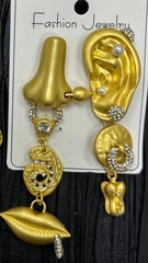73322- Длинные асимметричные серьги в стиле Schiaparelli с подвесками