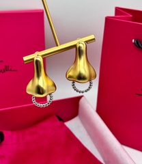 73354-sergi-noses-v-stile-schiaparelli-matovoe-zoloto-belaya-ehmal