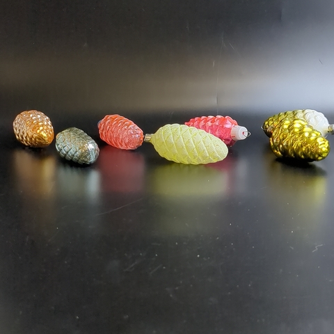 Ёлочные игрушки набор из 7 разных шишек, стекло, красивые, подвесные, винтаж времён СССР 1960-1990 гг. Советские ёлочные игрушки и украшения. Состояние и комплектация на фото.