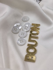 Пуговицы ХугоБ. белый перламутр