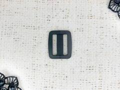 Пряжка двухщелевая, пластик 2*2,4 см, чёрный