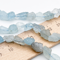 Аквамарин бусины, необработанный, размер около 8-11 мм, цена за отрезок 9-9,5 см (1/4 нити)
