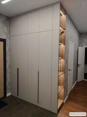 Шкаф с витриной и интегрированной подсветкой