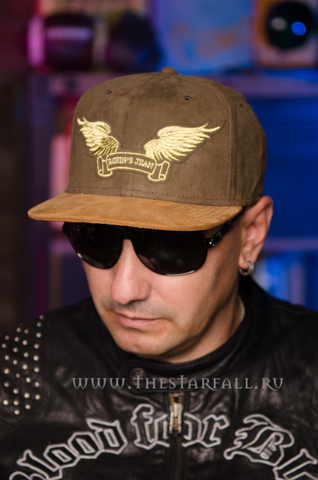 Robin&#39;s Jean | Бейсболка мужская OLIVE &amp; WHEAT SUEDE CAP GLD WINGS CAP1017 левый бок на модели