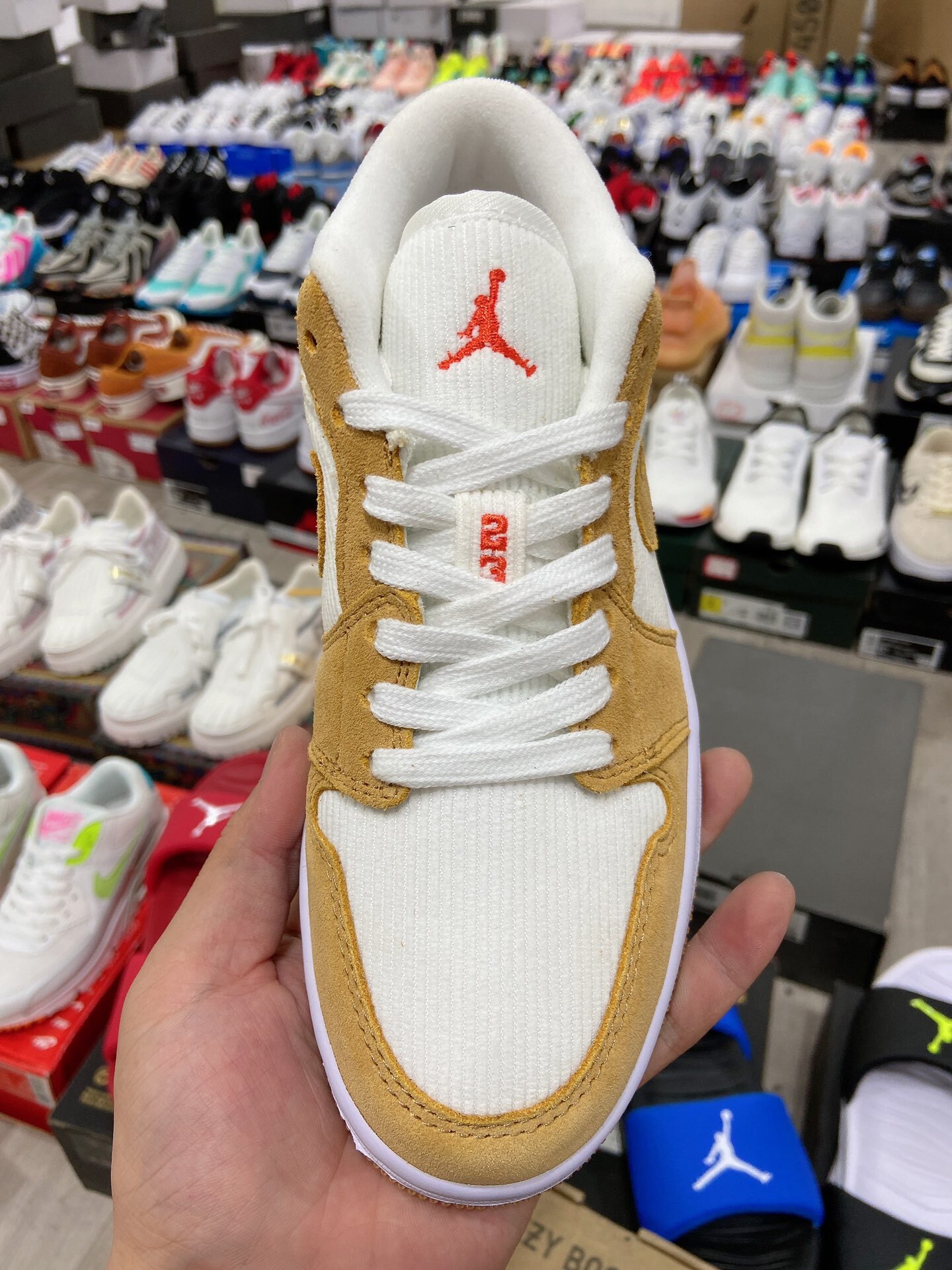 Купить в Москве недорого баскетбольные кроссовки Air Jordan 1