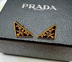 20246 - Серьги- пусеты треугольники PRADA с эмалью в позолоте