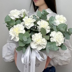 Шляпная коробка с белоснежными диантусами и эвкалиптом 2607202549