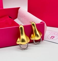 73354 - Серьги NOSES в стиле Schiaparelli матовое золото/белая эмаль