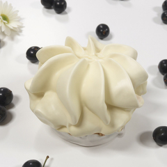 Пирожное "Корзиночка с черной смородиной в белой глазури" 50 г