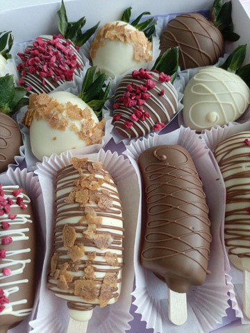 Клубника в шоколаде и бананы в шоколаде