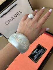 Браслет манжета широкий CHANEL белый перламутр