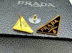 20246 - Серьги- пусеты треугольники PRADA с эмалью в позолоте