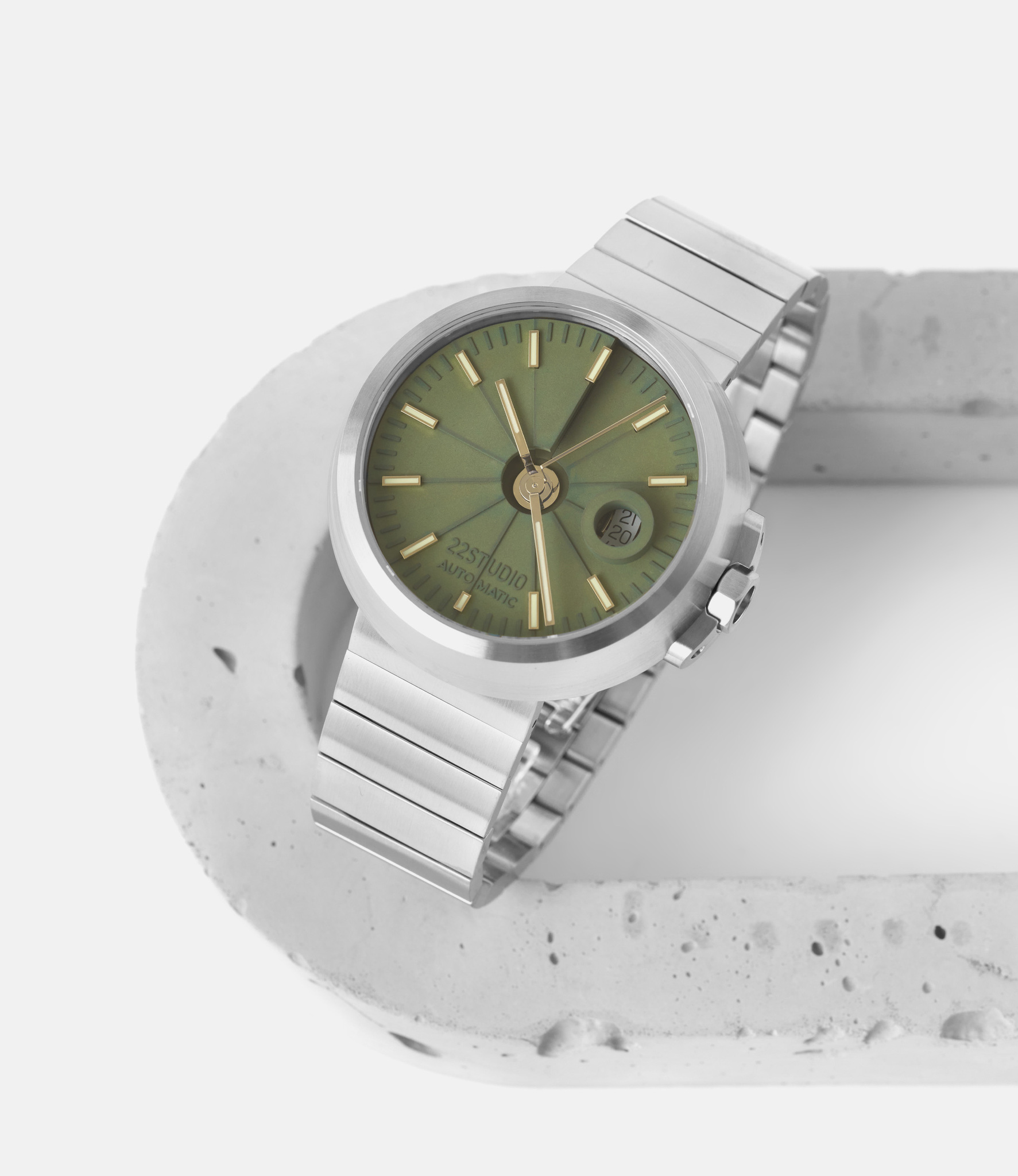 22 Studio Automatic Sport Pine Green — часы с циферблатом из бетона (45 мм)