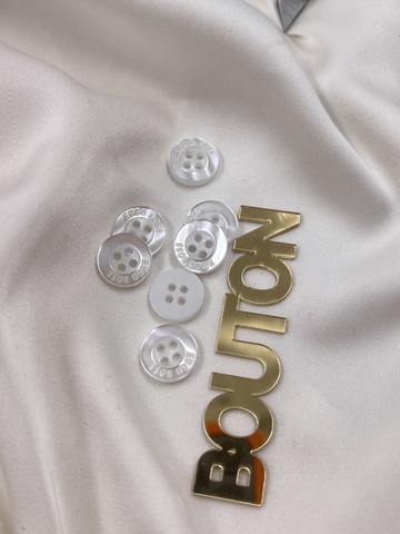 Пуговицы ХугоБ. белый перламутр