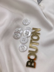 Пуговицы ХугоБ. белый перламутр