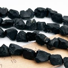 Турмалин черный бусины (шерл), необработанный, размер около 9-10 мм, цена за набор 11 шт (1/4 нити)