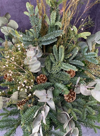 Высокое кашпо с нобилисом и декором