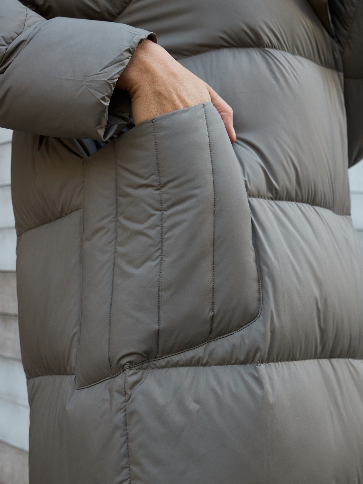 Удлиненный пуховик-кокон цвета капучино