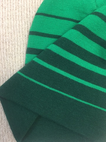 Зимняя двухслойная удлиненная шапочка бини c полосками. Градиент - переход от черного к ярко-зеленому оттенку.