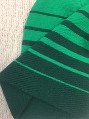 Зимняя двухслойная удлиненная шапочка бини c полосками. Градиент - переход от черного к ярко-зеленому оттенку.