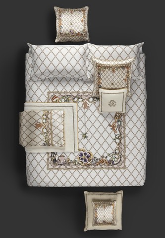 Покрывало стеганое 260x270 Roberto Cavalli Spider белое с цветочным орнаментом