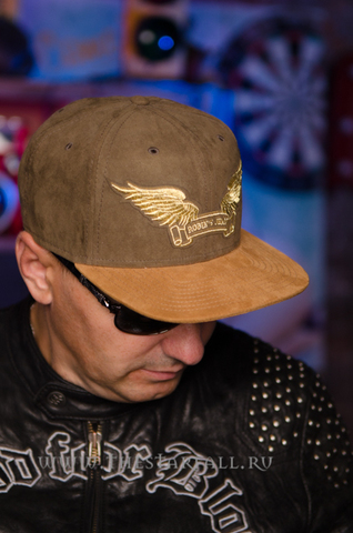 Robin&#39;s Jean | Бейсболка мужская OLIVE &amp; WHEAT SUEDE CAP GLD WINGS CAP1017 правый бок на модели