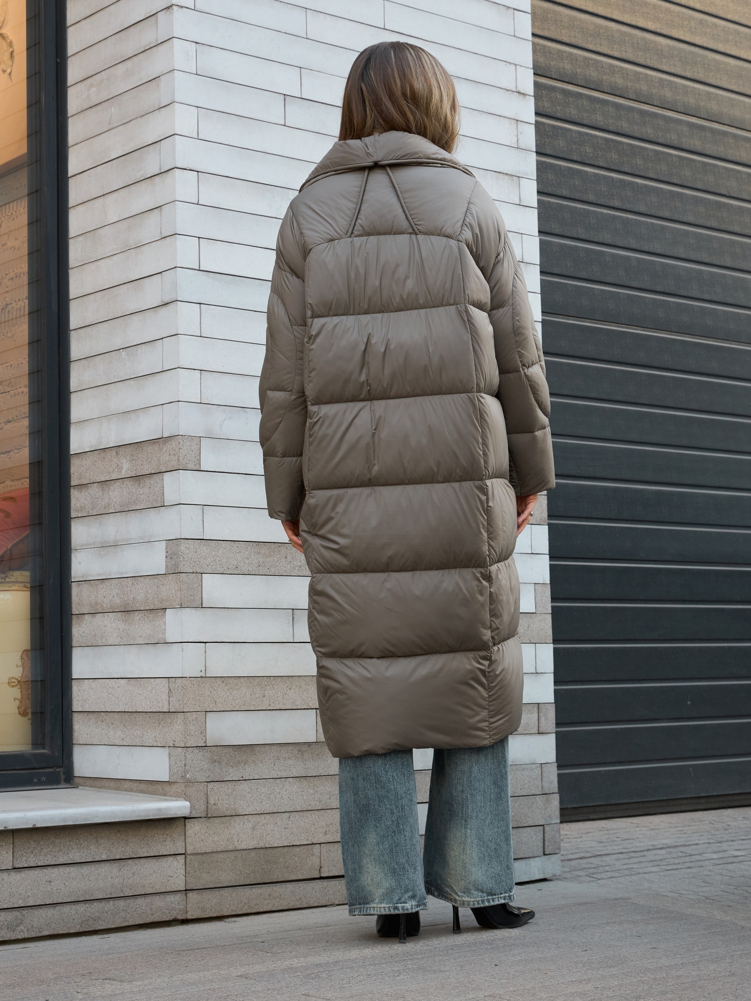 Удлиненный пуховик-кокон цвета капучино