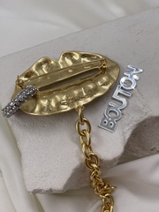 Брошь двойная Скиап. в золотом цвете жёлтый глаз и губы