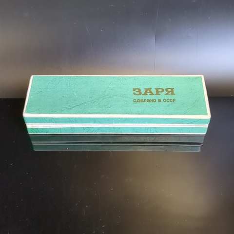 Женские механические наручные часы Заря 17 камней в фирменном футляре.СССР . С браслетом. На ходу.