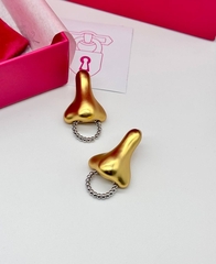 73354 - Серьги NOSES в стиле Schiaparelli матовое золото/белая эмаль