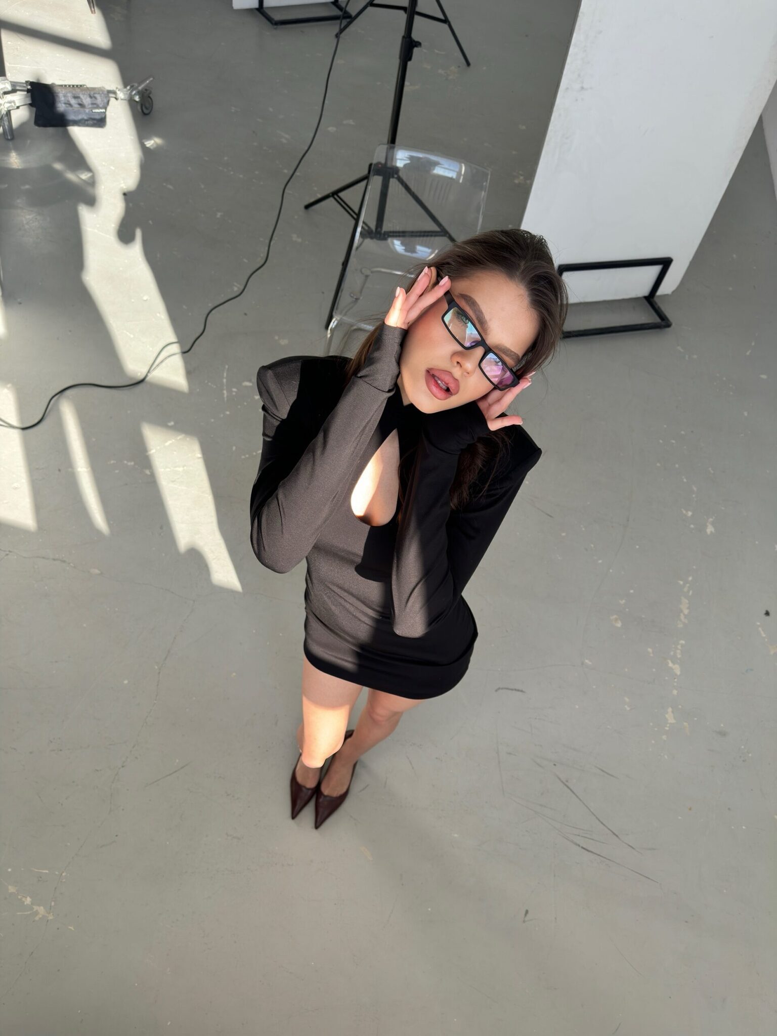 Платье мини с разрезом на груди в виде капельки