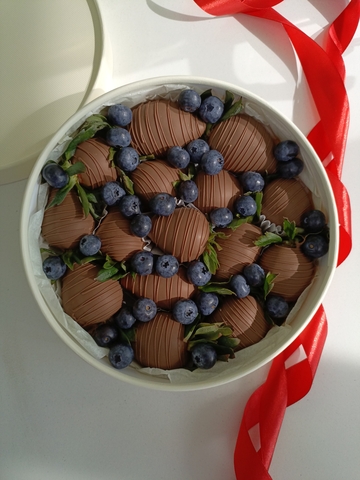 Клубника в шоколаде с голубикой в круглой коробке