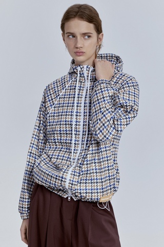 Ветровка с принтом "гусиная лапка" и капюшоном