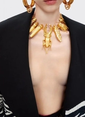 kole-krupnoe-zhuk-olen-v-stile-schiaparelli