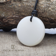 Амулет "Хэн-э". Белый нефрит (класс моде).