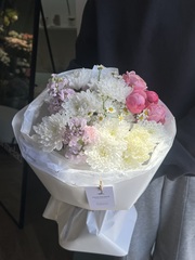 Букет из кустовой пионовидной розы, хризантемы, маттиолы и ромашки