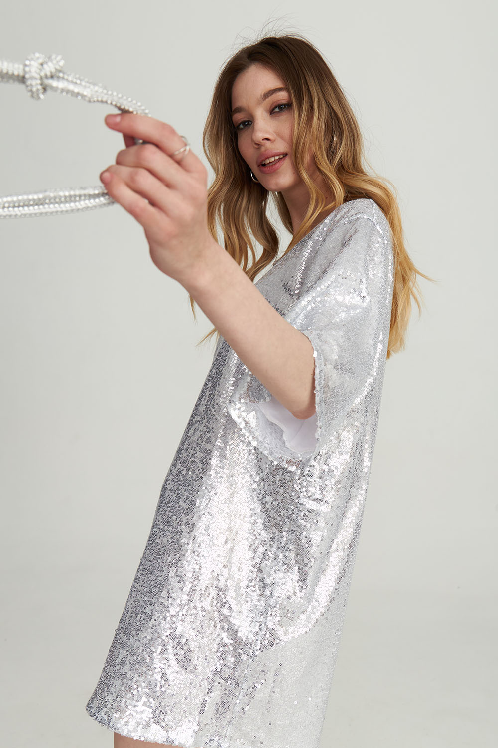 Платье-футболка с пайетками серебряного цвета