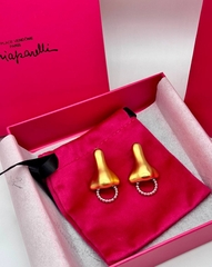 73354-sergi-noses-v-stile-schiaparelli-matovoe-zoloto-belaya-ehmal