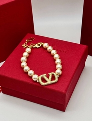 braslet-valentino-iz-zhemchuga-s-podveskoj