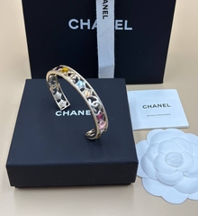 Браслет жесткий с цветными вставками CHANEL цвет шампань