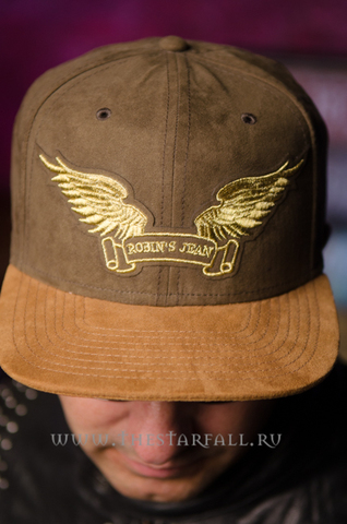 Robin&#39;s Jean | Бейсболка мужская OLIVE &amp; WHEAT SUEDE CAP GLD WINGS CAP1017 перед на модели