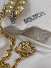 Брошь двойная Скиап. в золотом цвете жёлтый глаз и губы