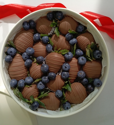 Клубника в шоколаде с голубикой в круглой коробке