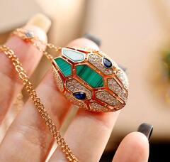 kole-s-podveskoj-zmeya-kachestvo-vgold-kollekciya-rose-serpenti-s-perlamutrom